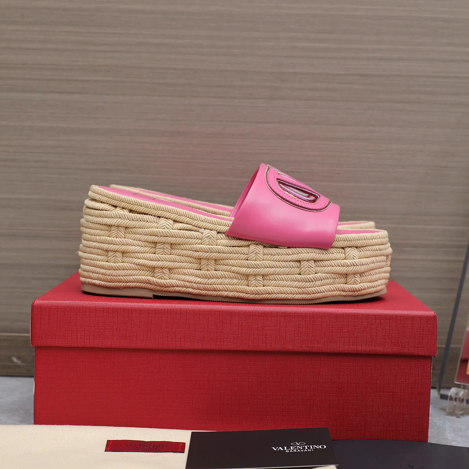 👟👟Ex-factory price 640👟👟The highest version💯💯💯 2024 early spring counter catwalk style updated simultaneously 💗Valentino💗Valentino Wedge hemp rope bottom slippers/follow-up sandals series ——————————Top version Super creative craft design highlights the brand’s unique style, luxury fashion and highly recognizable Exquisite round head, perfect side arc, extremely pure taste, ladylike temperament and full of femininity‼ ️ Upper: Made of imported cowhide. Lining: Made of mixed sheepskin. Italian imported cowhide outsole. Wedge heel back height: 8.5CM. Front height: 5.5CM. Code number: 35-41 (41 customized)